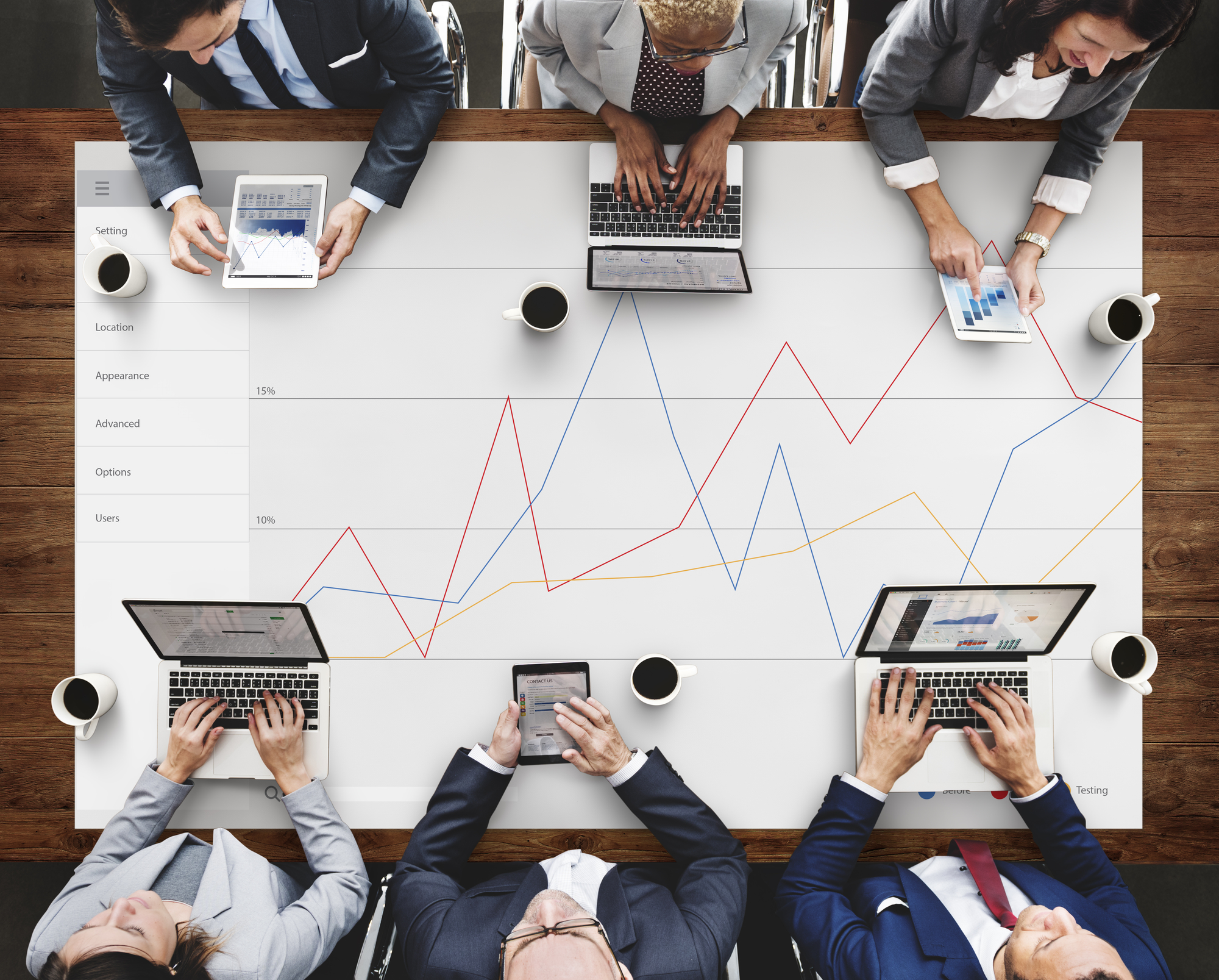 Equipe de finalização de atendimento online trabalhando
