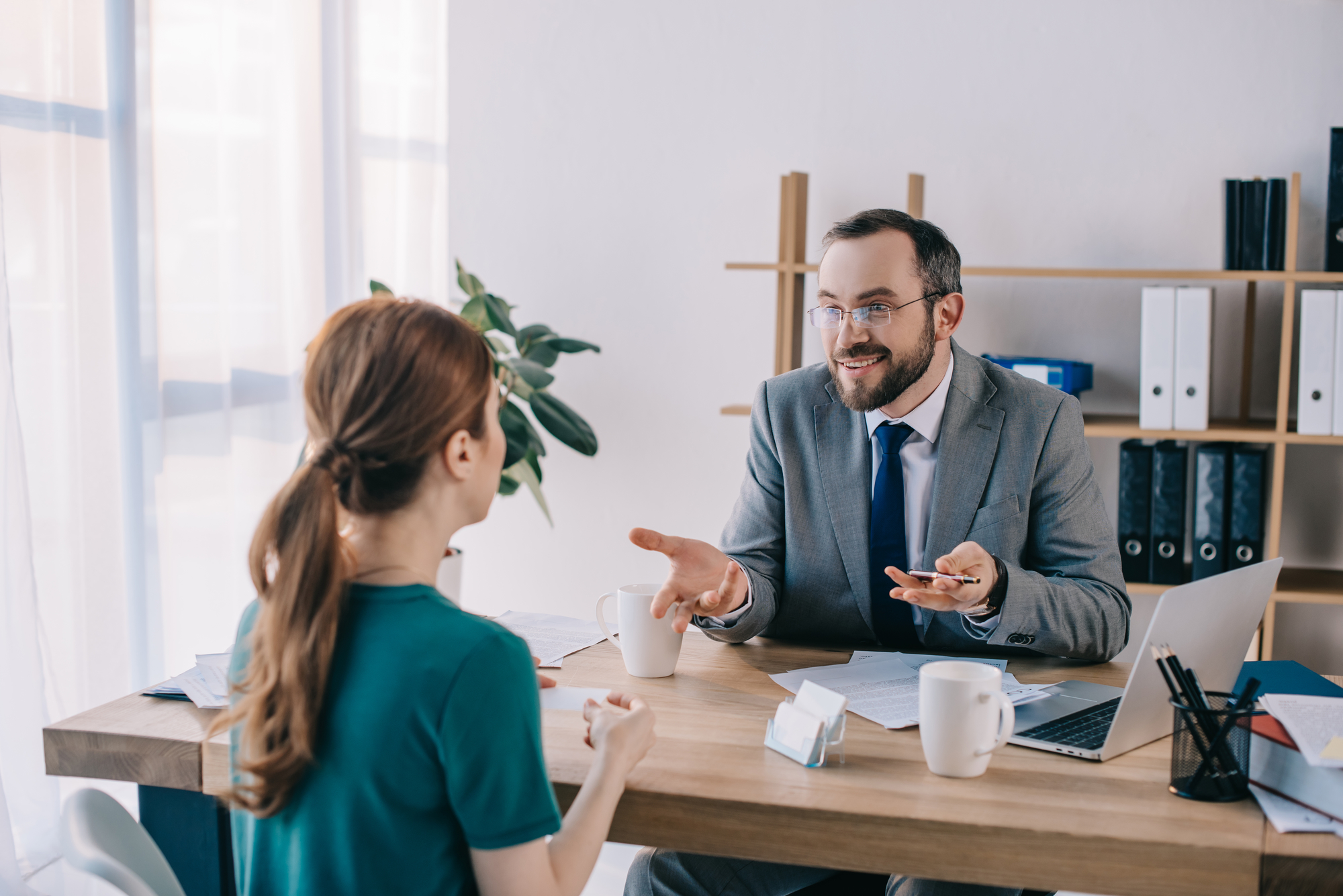 Gerente resolvendo o problema de cliente insatisfeito