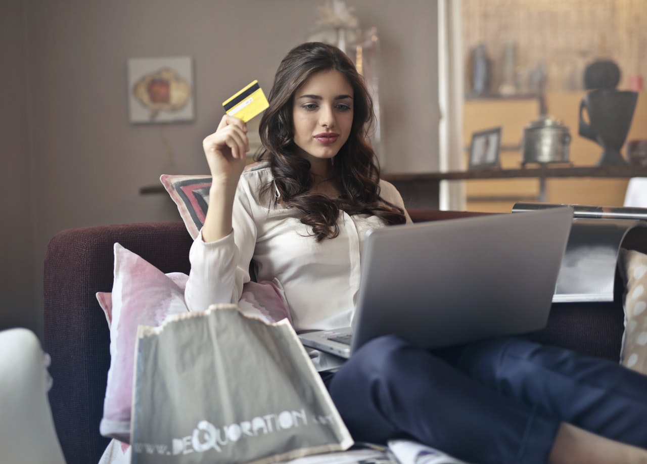 Mulher sentada fazendo compras online