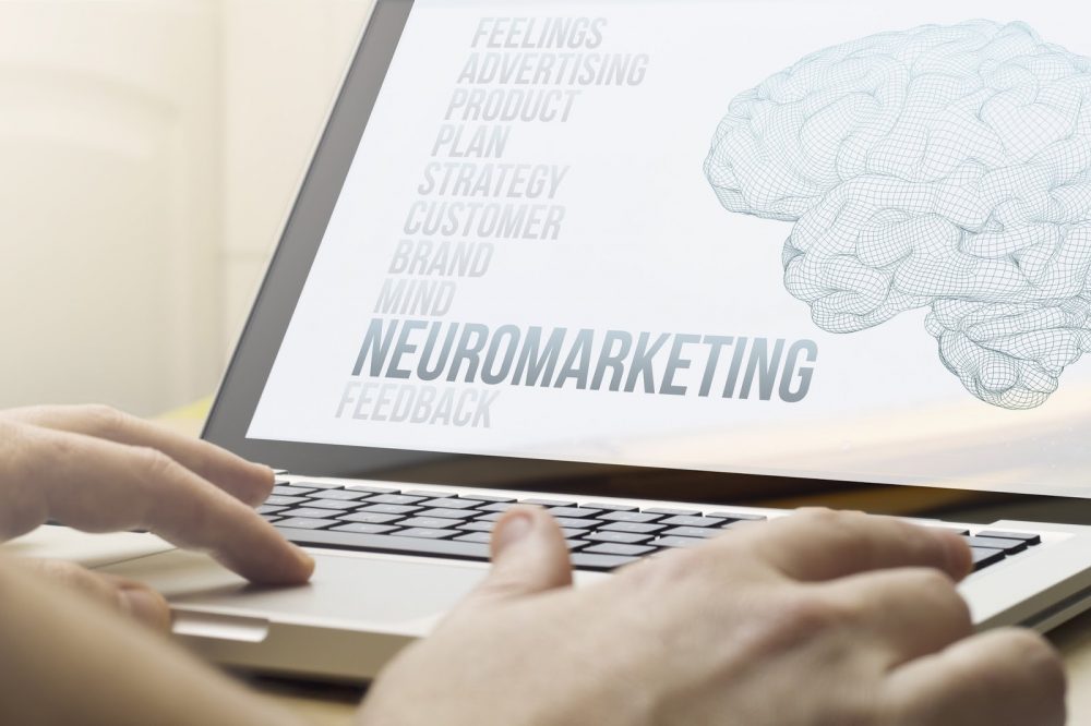 Gestor pesquisando sobre o que é neuromarketing