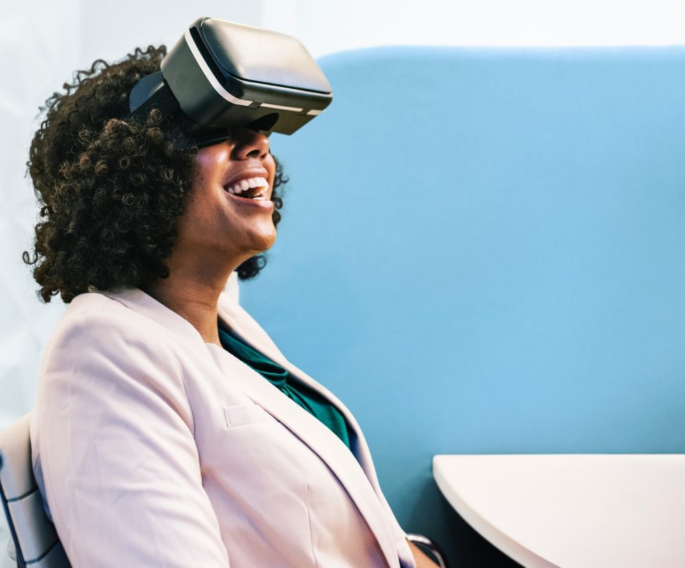 Mulher assistindo vídeo com óculos de realidade virtual