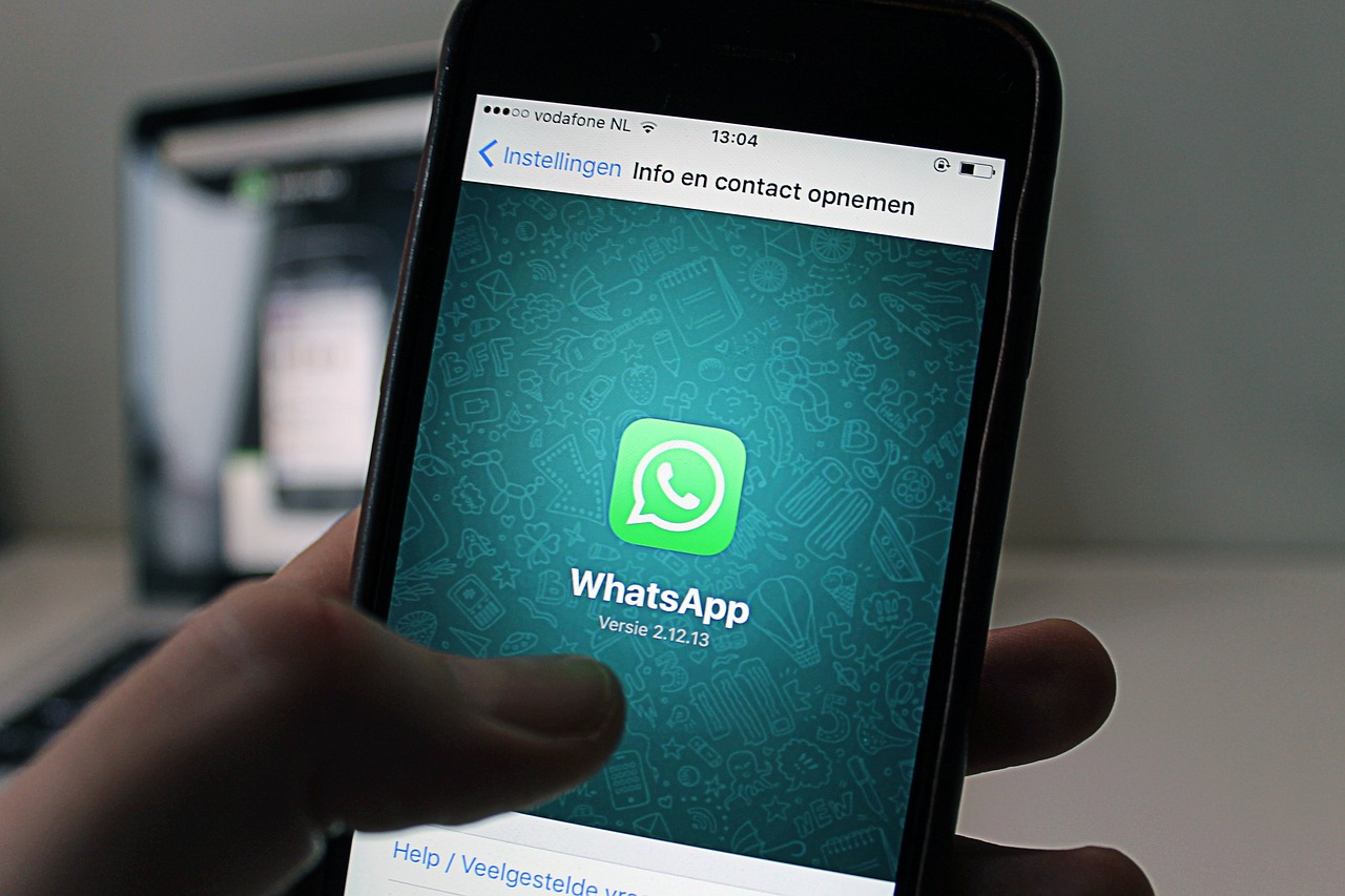 pessoa instalando o aplicativo do WhatsApp