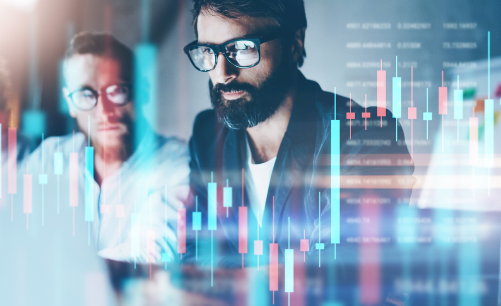 Gerente visualizando sistema ERP da empresa no computador