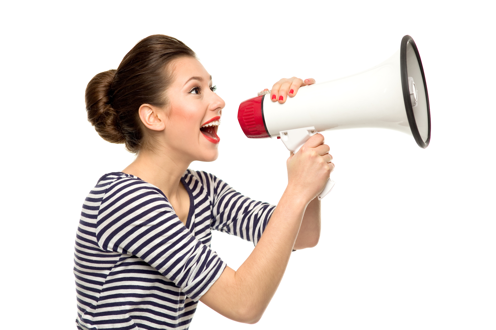 cliente feliz falando no megafone sobre satisfação com alguma empresa