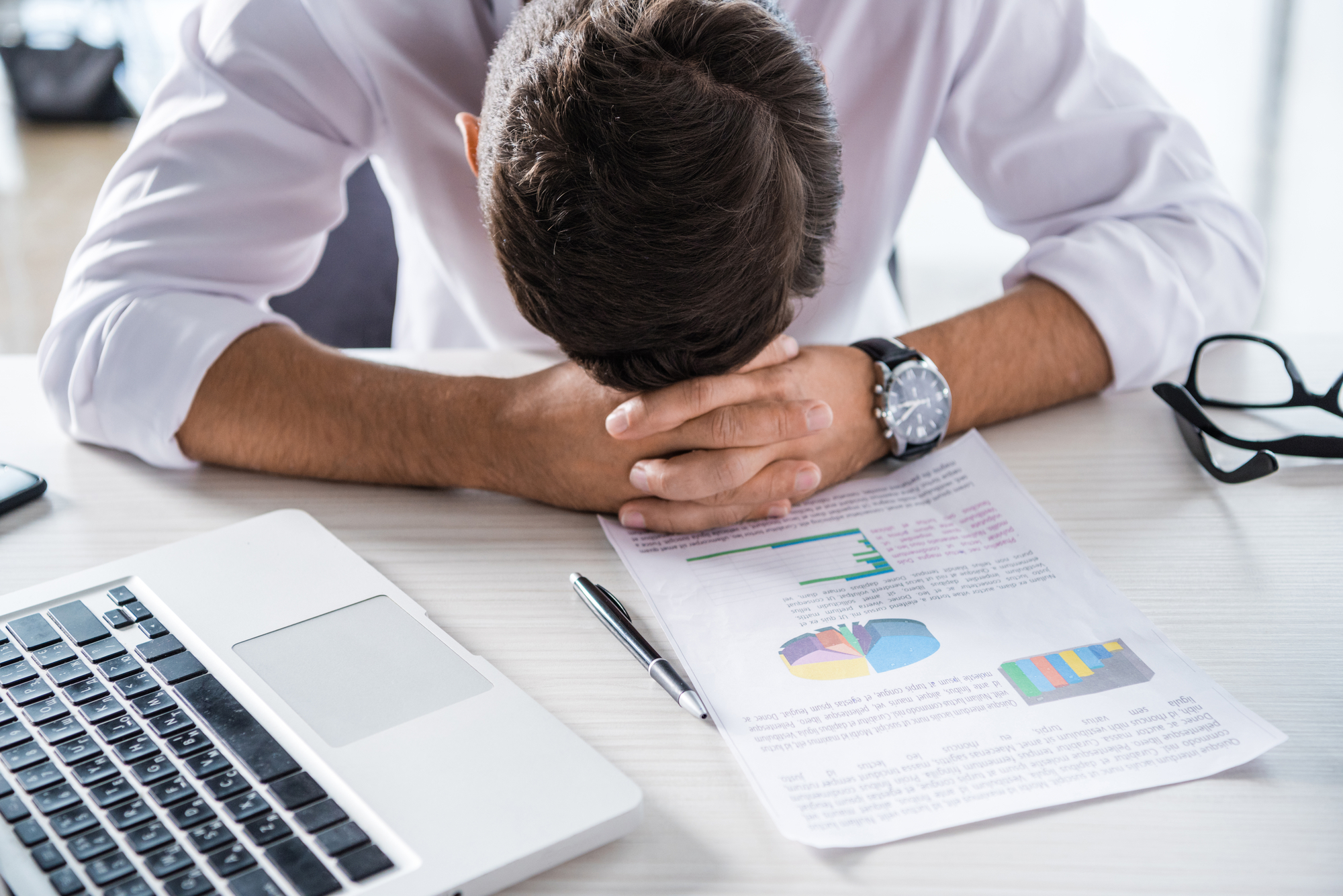 Homem entediado analisando resultado de pesquisa