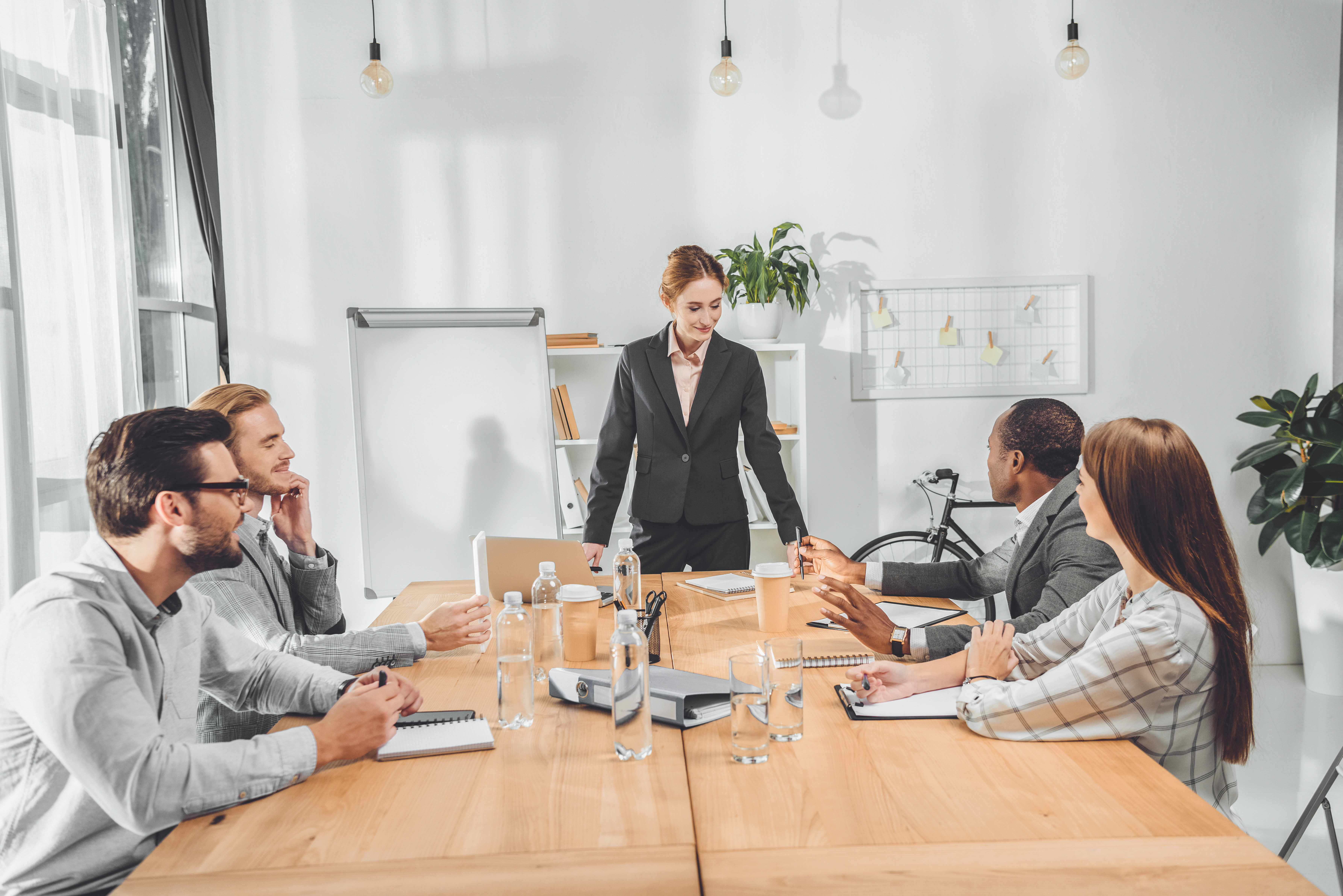 líder em reunião com funcionários