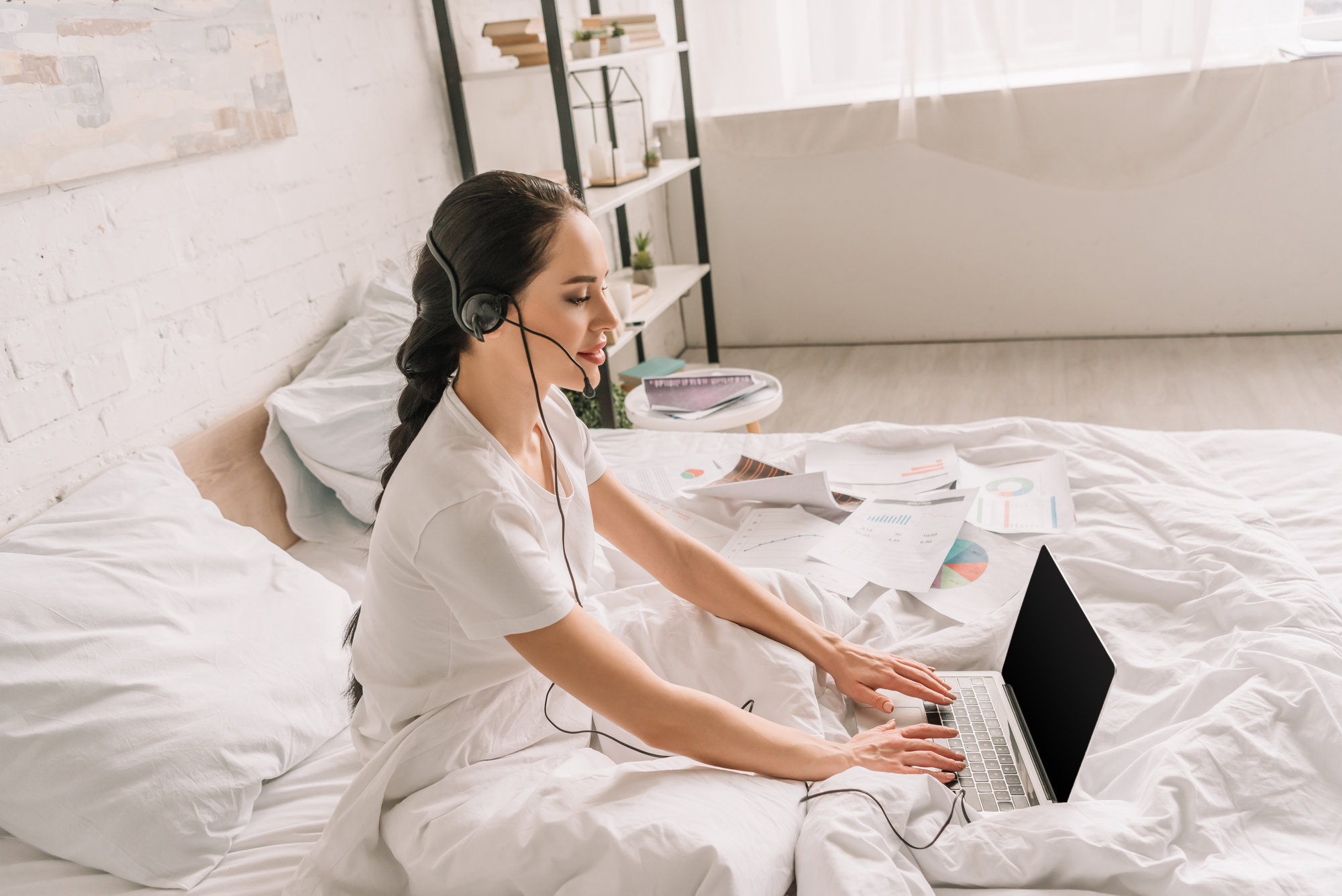 colaboradora em trabalho remoto da cama de casa