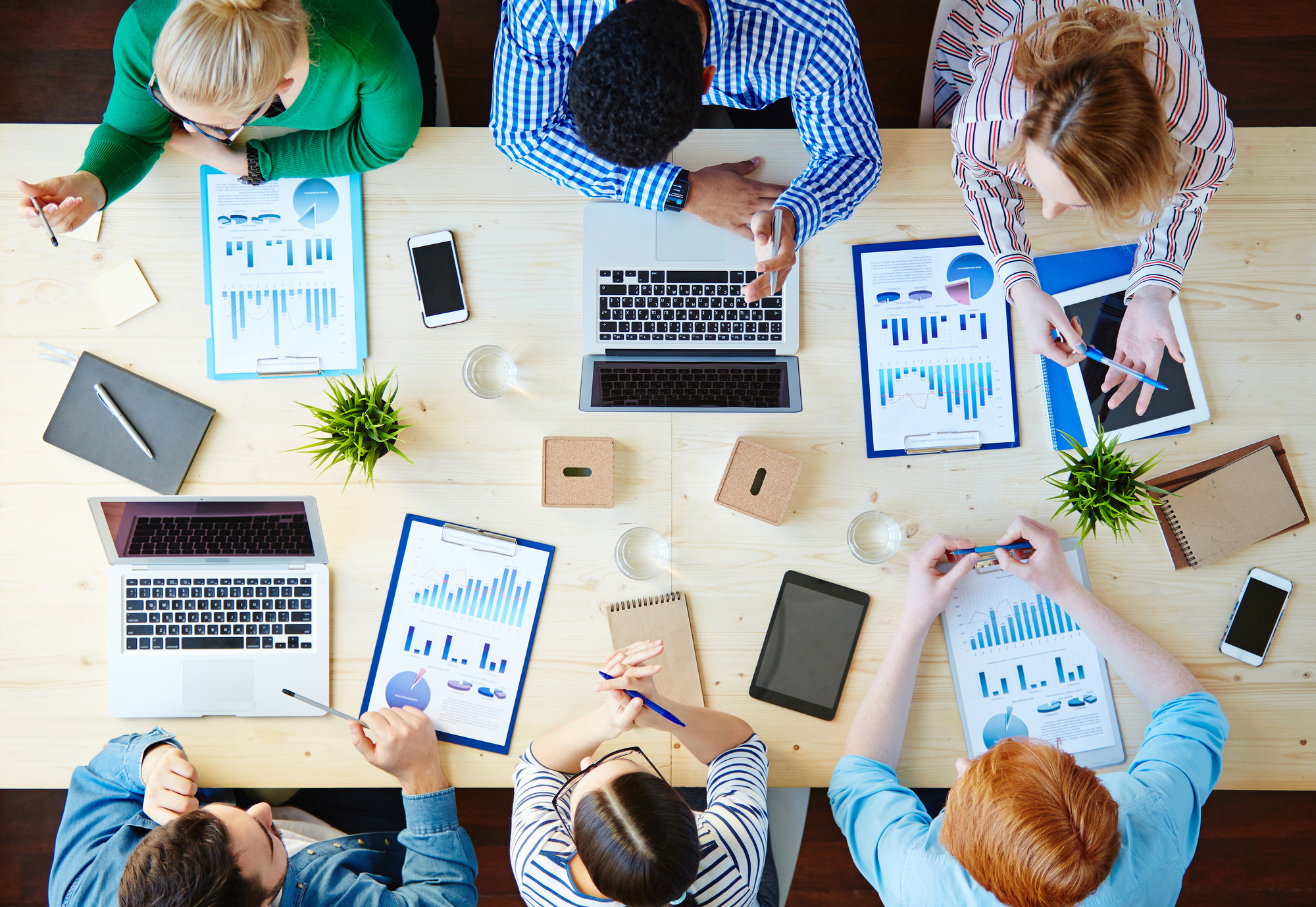 pessoas analisando gráficos de pesquisa