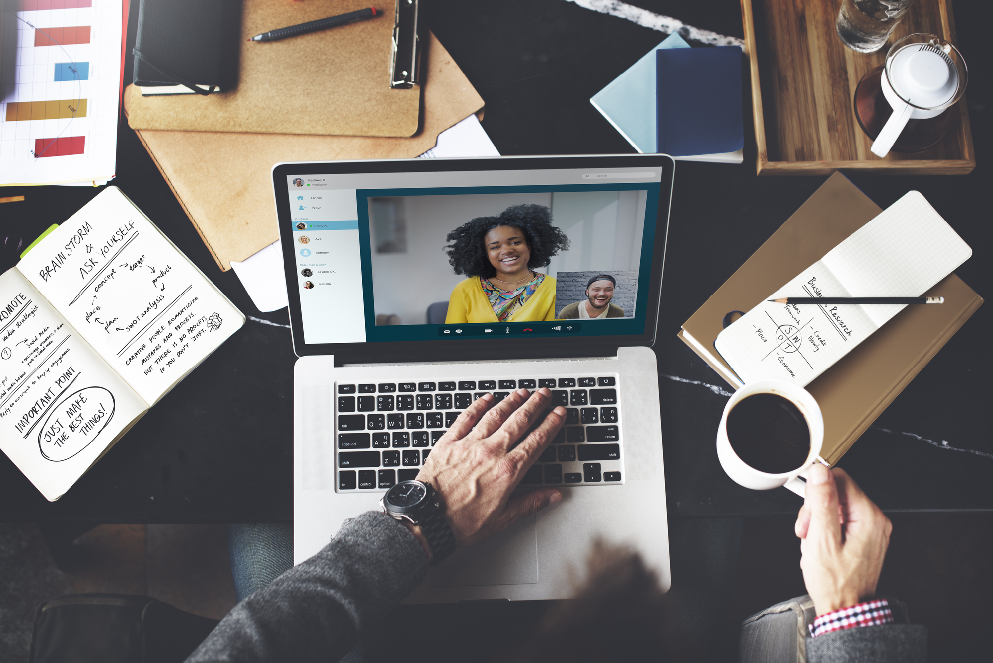 Homem fazendo videochamada no notebook com uma colega