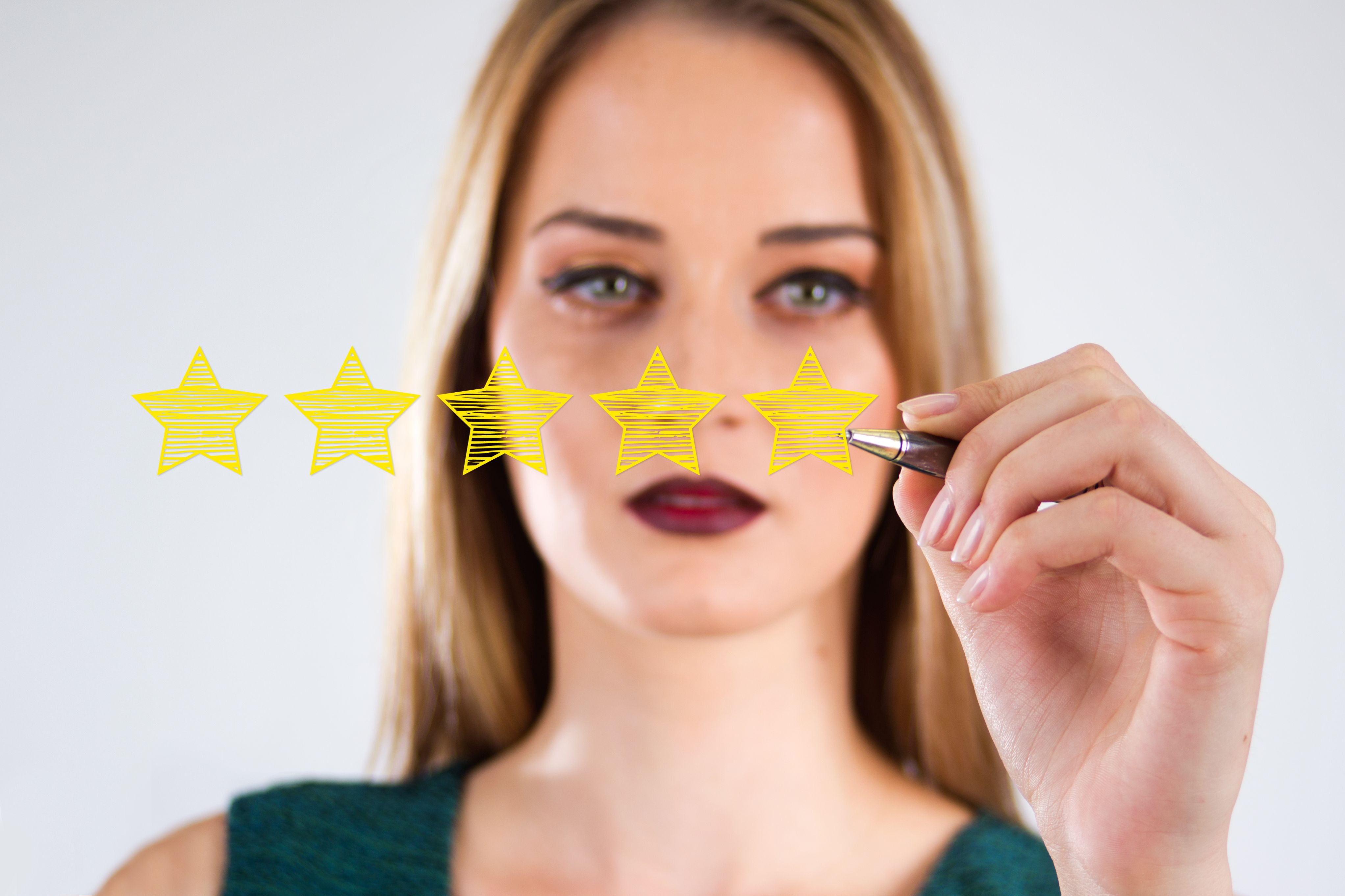 Mulher faz avaliação 5 estrelas em pesquisa de satisfação.