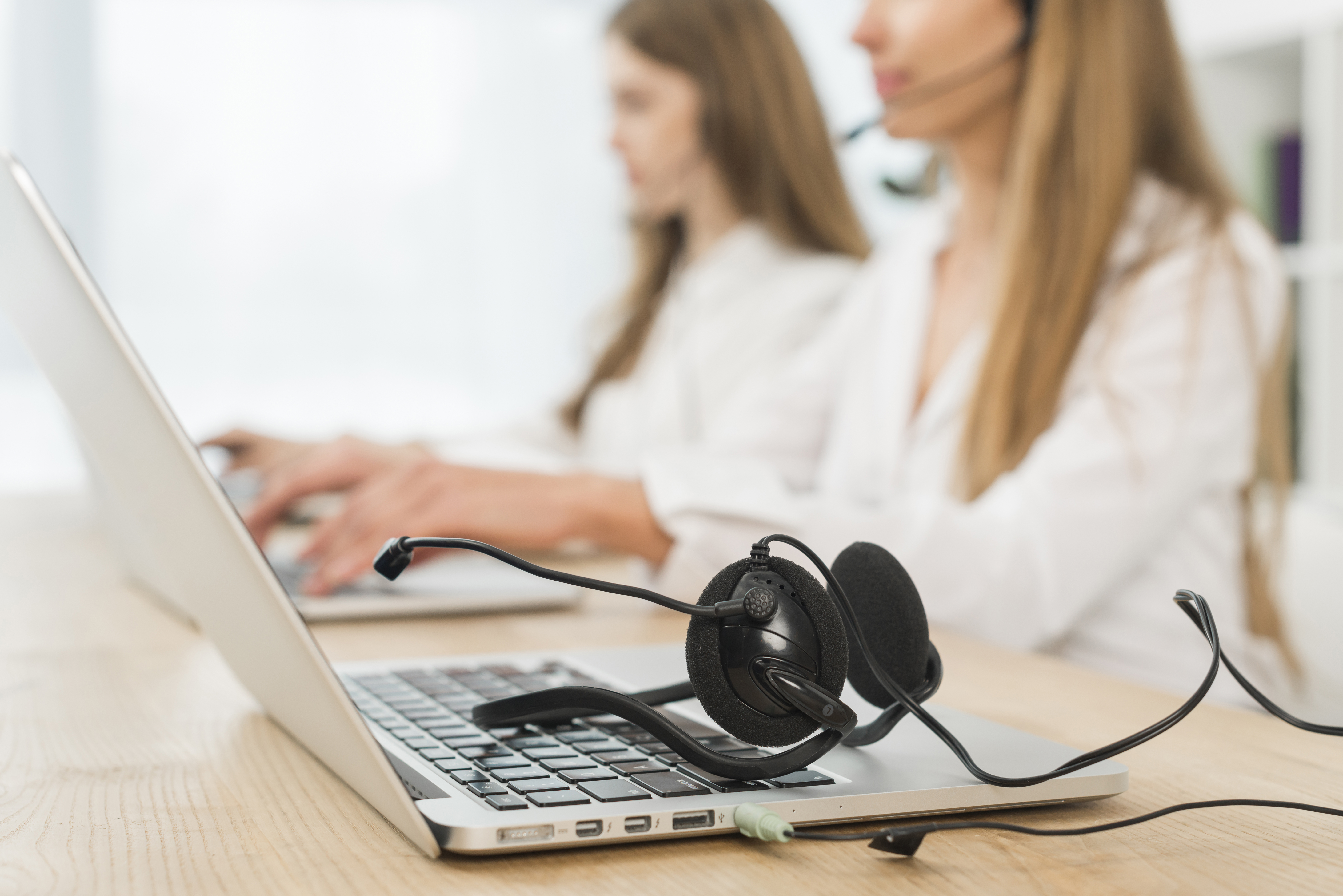Atendente de telemarketing promove estratégia omnichannel.