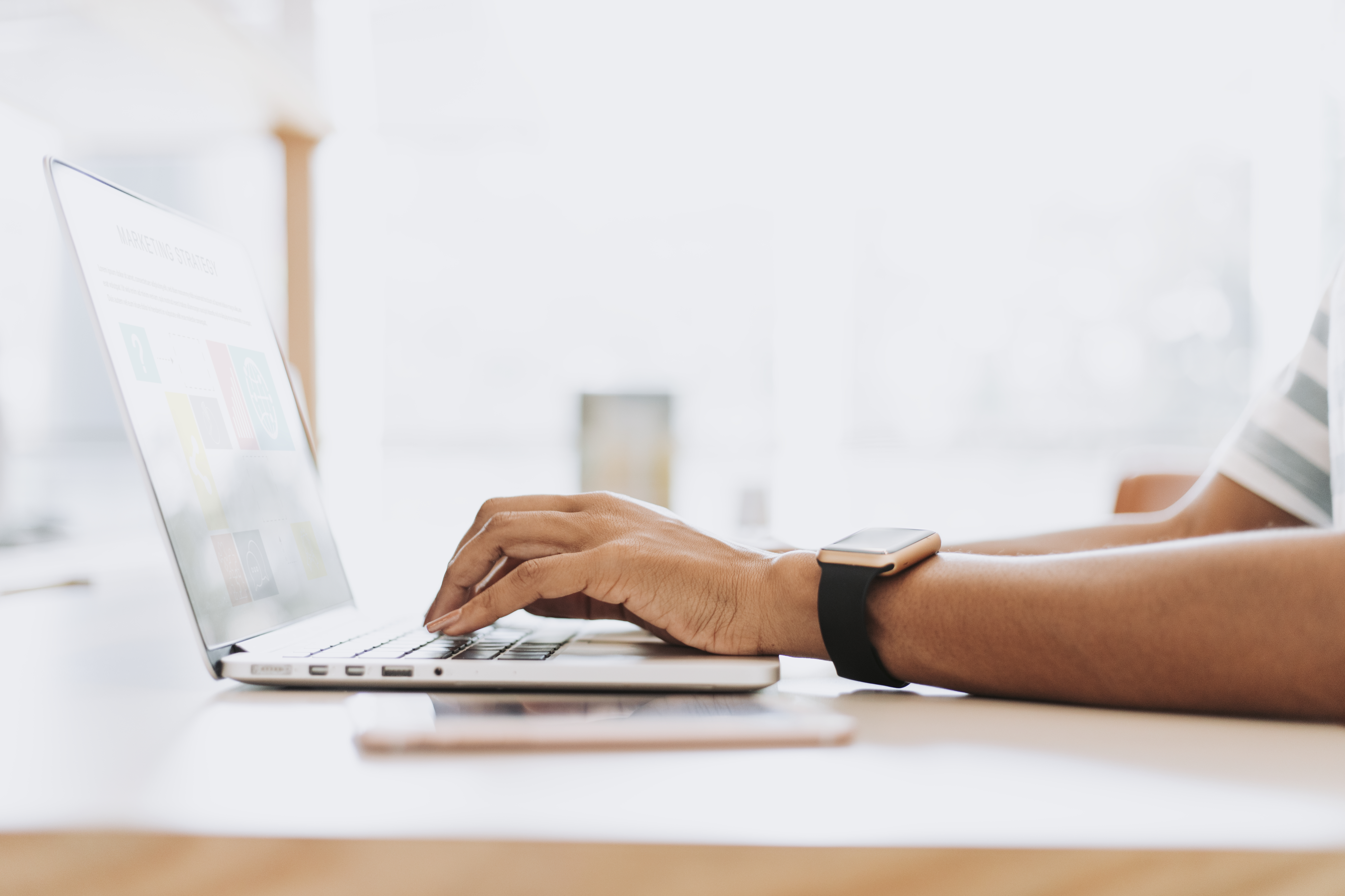 Homem em frente ao laptop definindo estratégia para solidificação de vendas.
