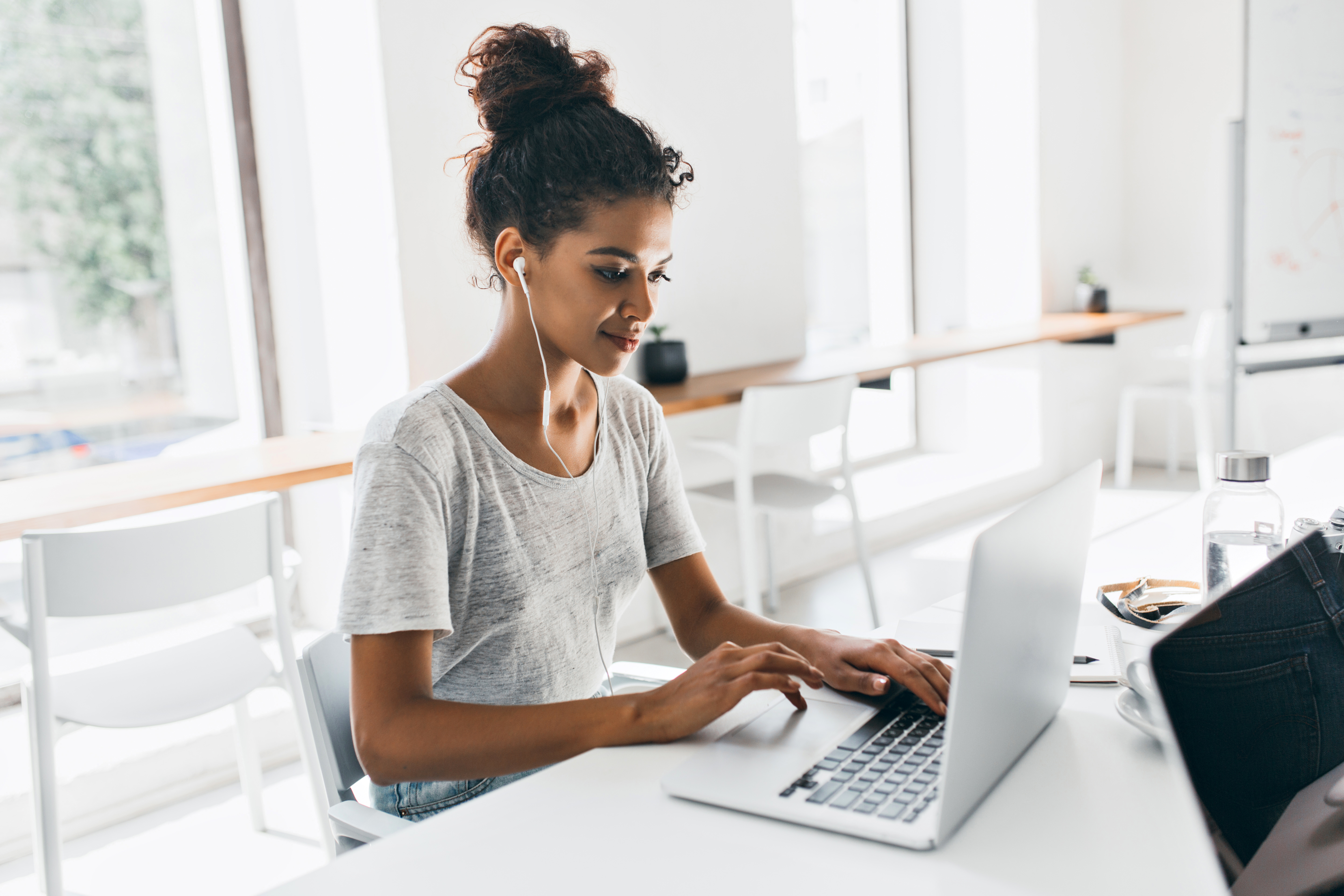 Mulher navegando pelo site da empresa tendo uma boa experiência do cliente.