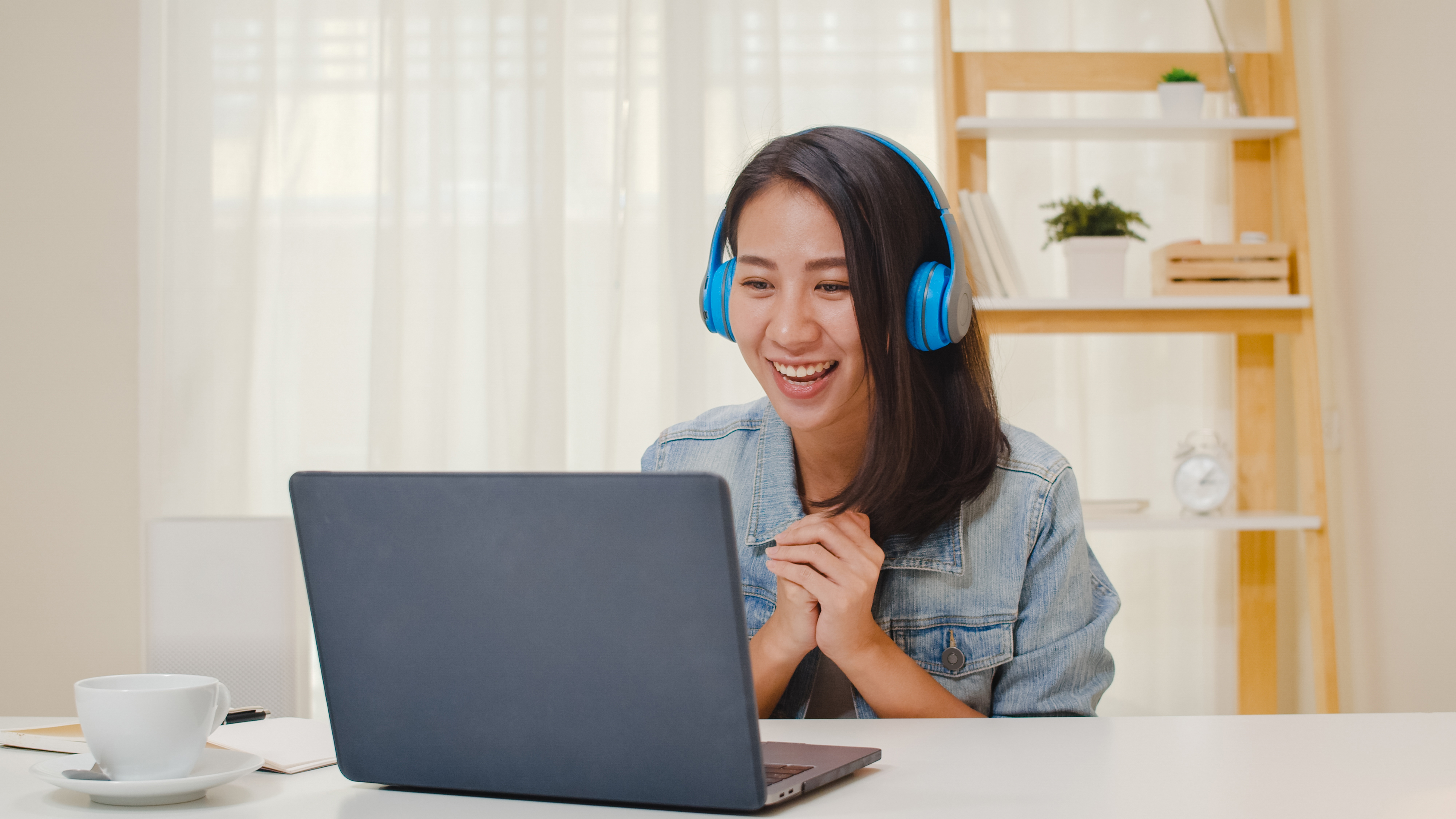 Mulher fazendo curso online.