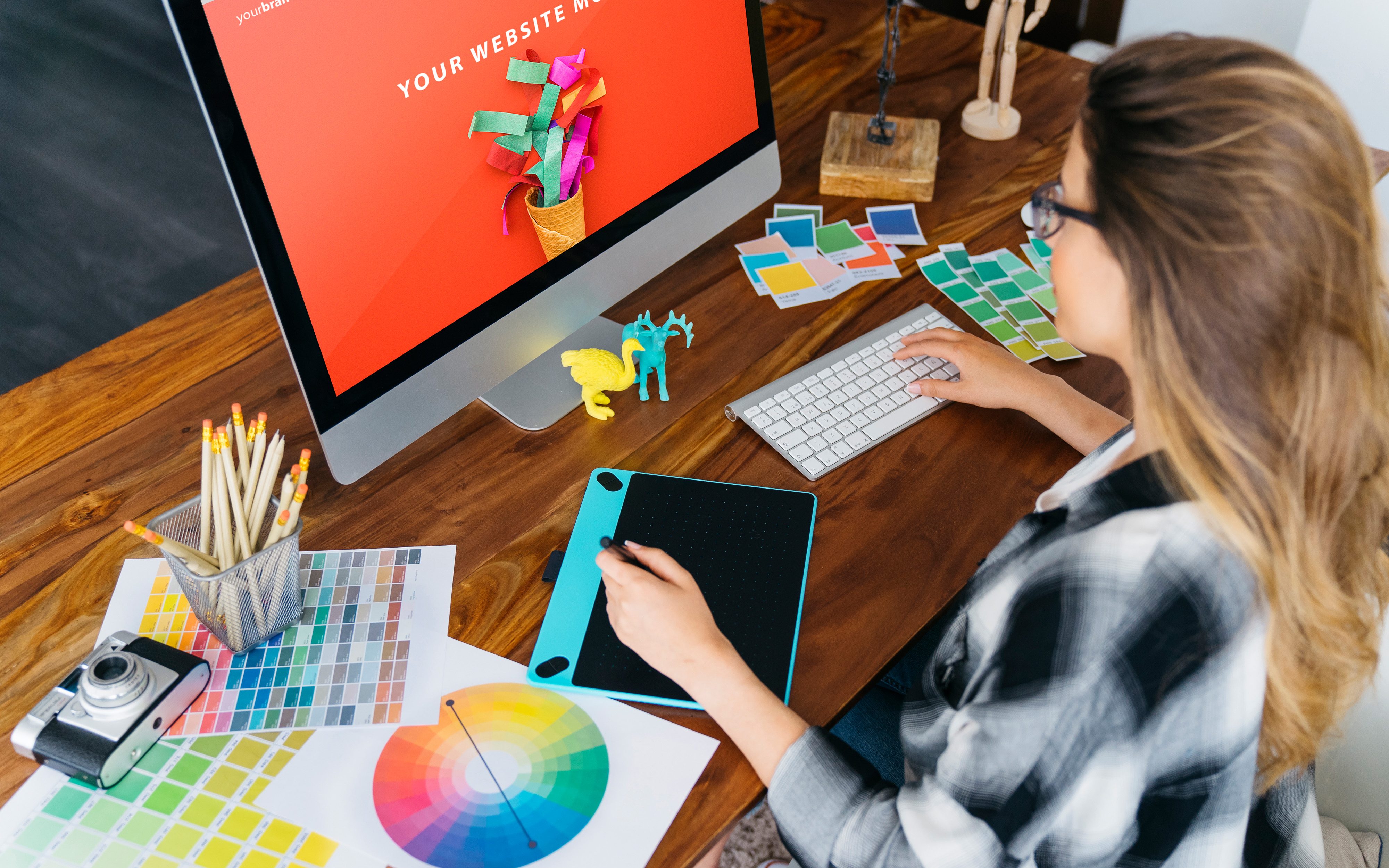 Mulher criando comunicação visual para empresa
