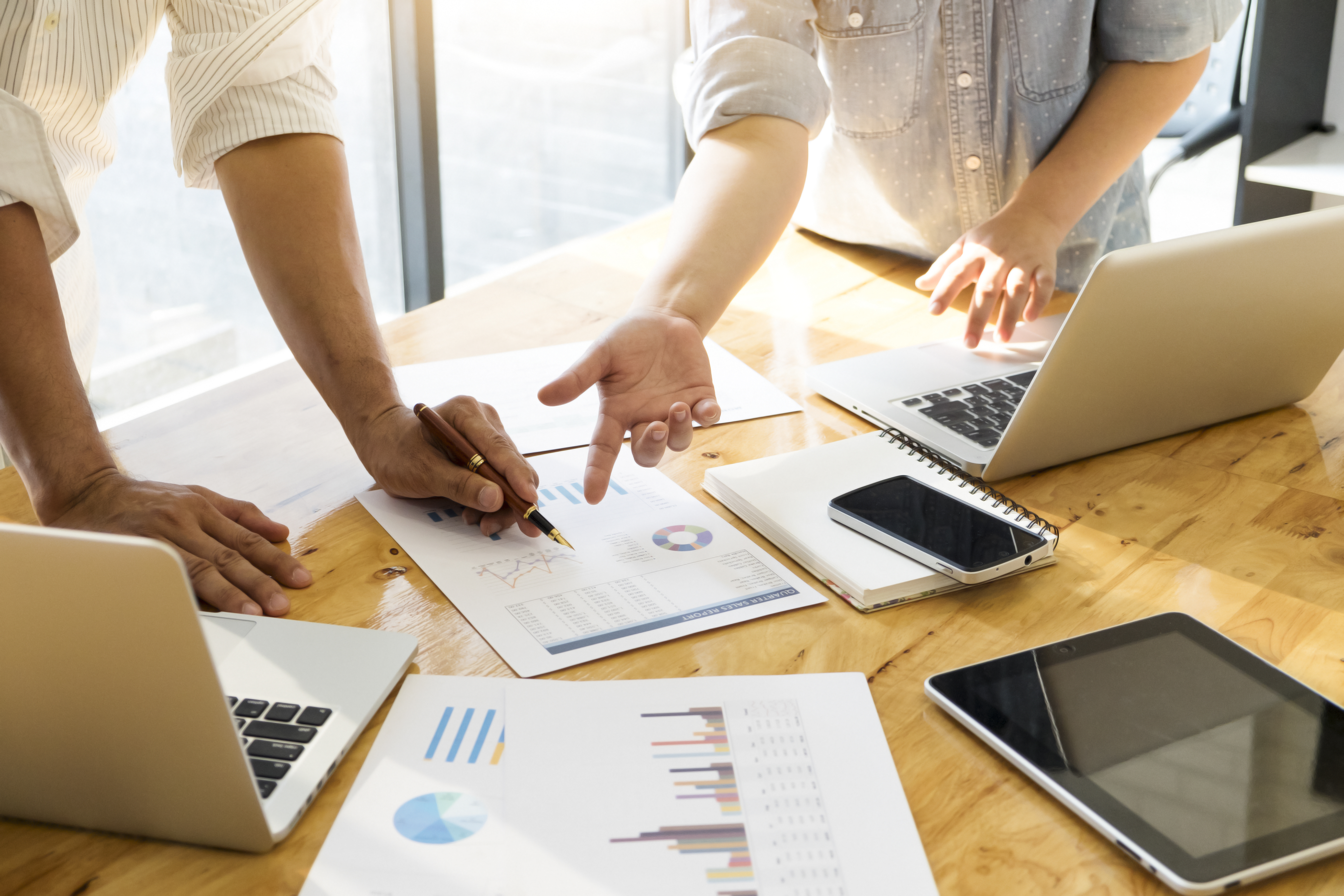 pessoas avaliando metricas customer experience 