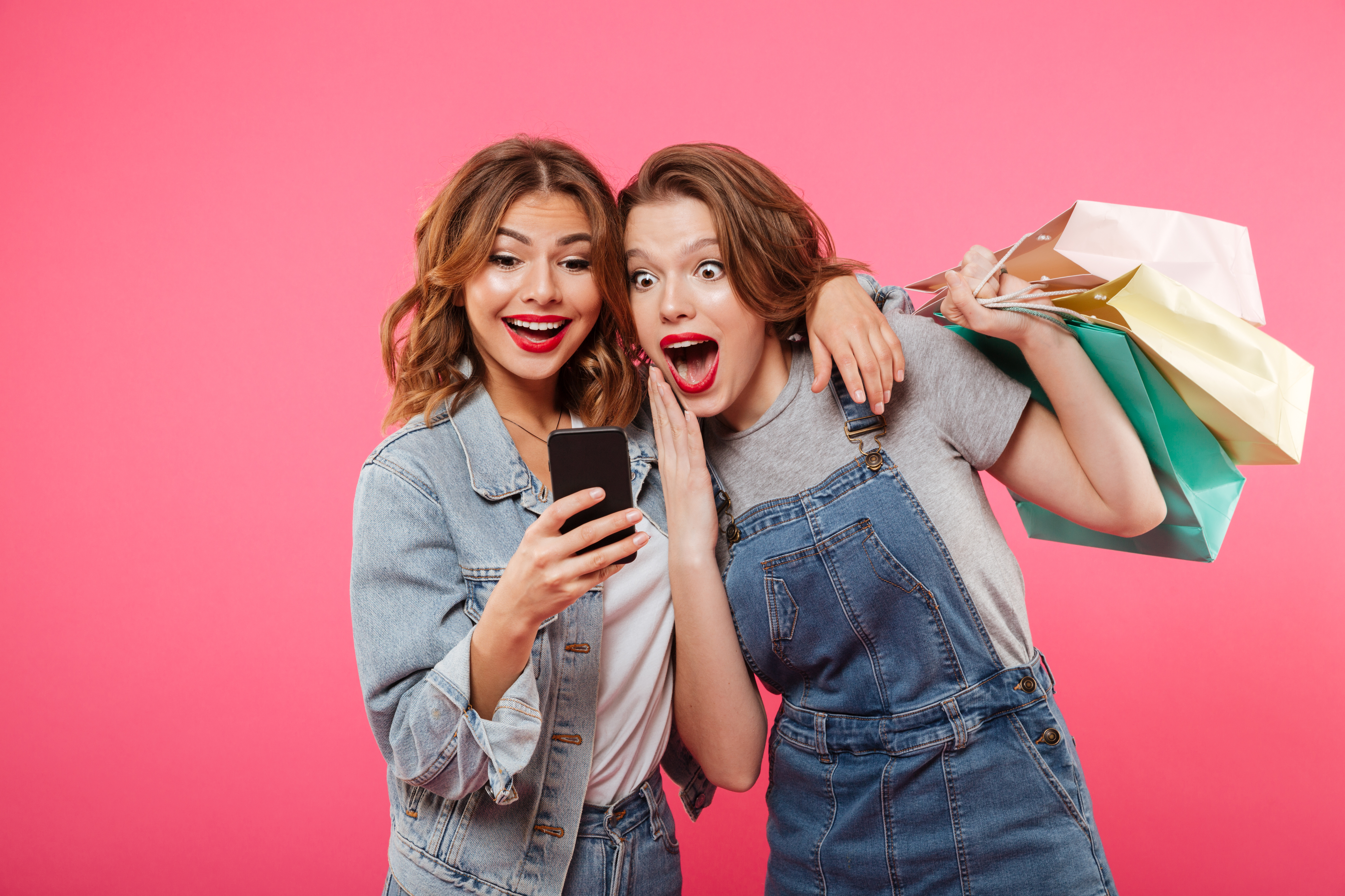 cliente olhando o celular depois de ter realizado as compras