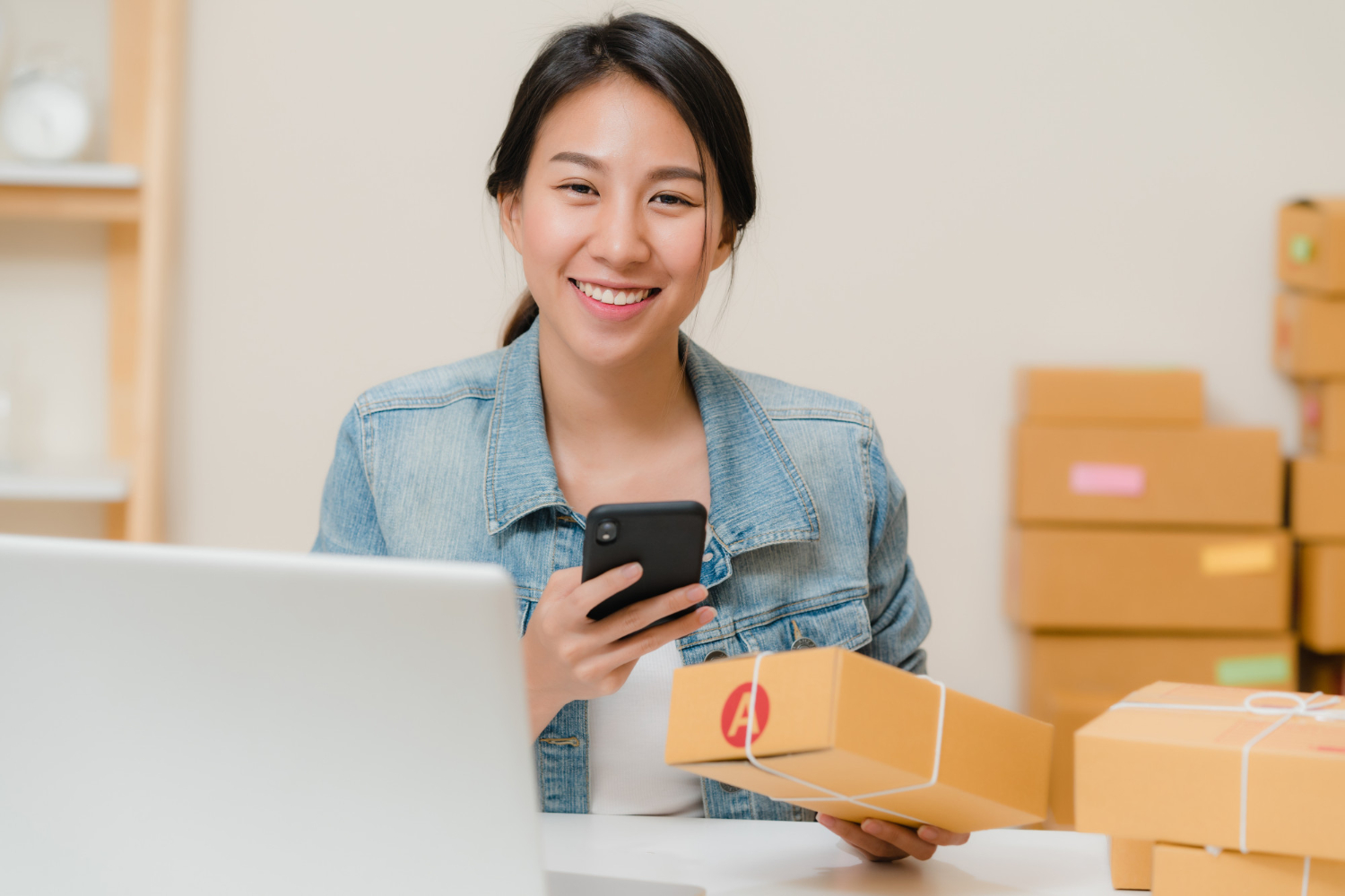 mulher feliz com a sua taxa de churn ecommerce